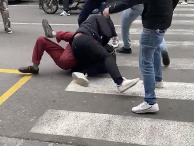 Aggressione di Firenze, Valditara: ‘Lettera della preside impropria, vedremo se prendere misure’. Le critiche dell’opposizione. Avviata raccolta firme